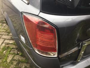 Gebruikte Achterlicht links Opel Astra H SW (L35) 1.6 16V Twinport Prijs € 26,25 Margeregeling aangeboden door Reclycar De Boer BV