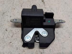 Gebruikte Slotmechaniek Achterklep Opel Corsa E 1.4 16V Prijs € 26,25 Margeregeling aangeboden door Reclycar De Boer BV