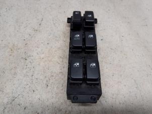 Gebruikte Raam schakelaar elektrisch Hyundai Santa Fe II (CM) 2.4 16V 4x4 Prijs € 36,75 Margeregeling aangeboden door Reclycar De Boer BV