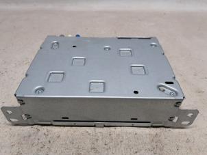 Gebruikte Radio Peugeot 208 I (CA/CC/CK/CL) 1.6 Blue HDi 75 Prijs € 183,75 Margeregeling aangeboden door Reclycar De Boer BV