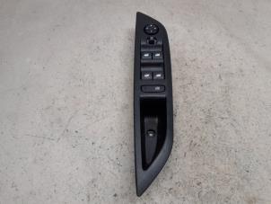 Gebruikte Raam schakelaar elektrisch Peugeot 208 II (UB/UH/UP) 1.2 Vti 12V PureTech 100 Prijs € 63,00 Margeregeling aangeboden door Reclycar De Boer BV