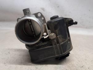 Gebruikte Gasklephuis Peugeot 208 II (UB/UH/UP) 1.2 Vti 12V PureTech 100 Prijs € 26,25 Margeregeling aangeboden door Reclycar De Boer BV