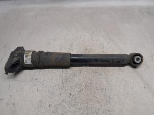 Gebruikte Schokdemper links-achter Peugeot 208 II (UB/UH/UP) 1.2 Vti 12V PureTech 100 Prijs € 31,50 Margeregeling aangeboden door Reclycar De Boer BV