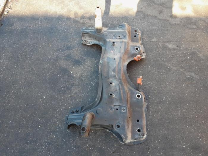 Subframe van een Fiat Tipo (356S) 1.4 16V 2016