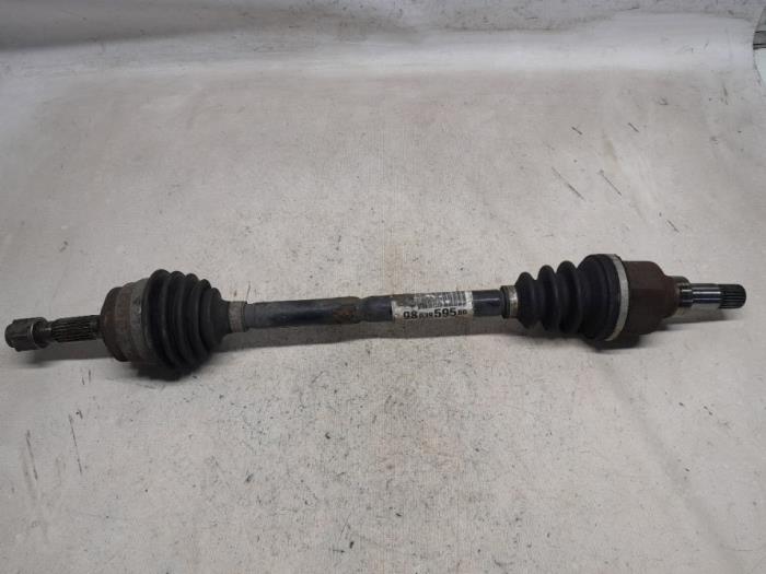 Gebruikte Aandrijfas links-voor Peugeot 208 I (CA/CC/CK/CL) 1.2 Vti 12V PureTech 82 Prijs € 32,55 Margeregeling aangeboden door Reclycar De Boer BV