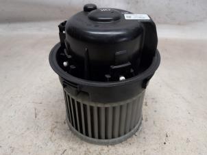 Gebruikte Chaufage Ventilatiemotor Peugeot 208 II (UB/UH/UP) 1.2 Vti 12V PureTech 100 Prijs € 78,75 Margeregeling aangeboden door Reclycar De Boer BV