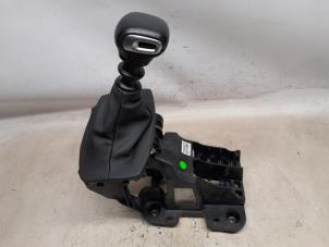 Gebruikte Versnellingspook Peugeot 208 II (UB/UH/UP) 1.2 Vti 12V PureTech 100 Prijs € 105,00 Margeregeling aangeboden door Reclycar De Boer BV