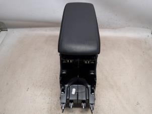 Gebruikte Armleuning Peugeot 208 II (UB/UH/UP) 1.2 Vti 12V PureTech 100 Prijs € 52,50 Margeregeling aangeboden door Reclycar De Boer BV