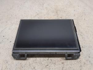 Gebruikte Display Multi Media regelunit Peugeot 208 I (CA/CC/CK/CL) 1.2 Vti 12V PureTech 82 Prijs € 131,25 Margeregeling aangeboden door Reclycar De Boer BV