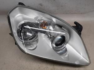 Gebruikte Koplamp rechts Opel Tigra Twin Top 1.4 16V Prijs € 183,75 Margeregeling aangeboden door Reclycar De Boer BV