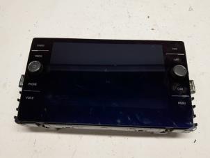 Gebruikte Display Multi Media regelunit Volkswagen Passat Variant (3G5) 2.0 TDI 16V 150 Prijs € 131,25 Margeregeling aangeboden door Reclycar De Boer BV