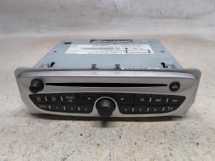 Gebruikte Radio CD Speler Renault Scénic III (JZ) 1.5 dCi 105 Prijs € 105,00 Margeregeling aangeboden door Reclycar De Boer BV
