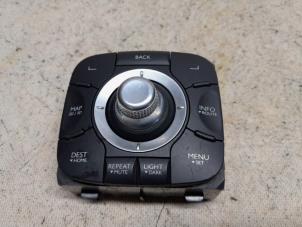 Gebruikte Multi Media Regelunit Renault Scénic III (JZ) 1.5 dCi 105 Prijs € 52,50 Margeregeling aangeboden door Reclycar De Boer BV