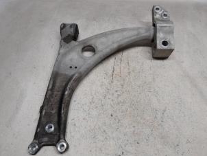 Gebruikte Draagarm onder rechts-voor Seat Alhambra (7N) 2.0 TDI 16V Prijs € 36,75 Margeregeling aangeboden door Reclycar De Boer BV
