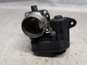 Gebruikte Gasklephuis Peugeot 3008 II (M4/MC/MJ/MR) 1.2 12V e-THP PureTech 130 Prijs € 26,25 Margeregeling aangeboden door Reclycar De Boer BV