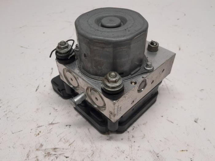 ABS Pomp van een Opel Corsa E 1.0 SIDI Turbo 12V 2016