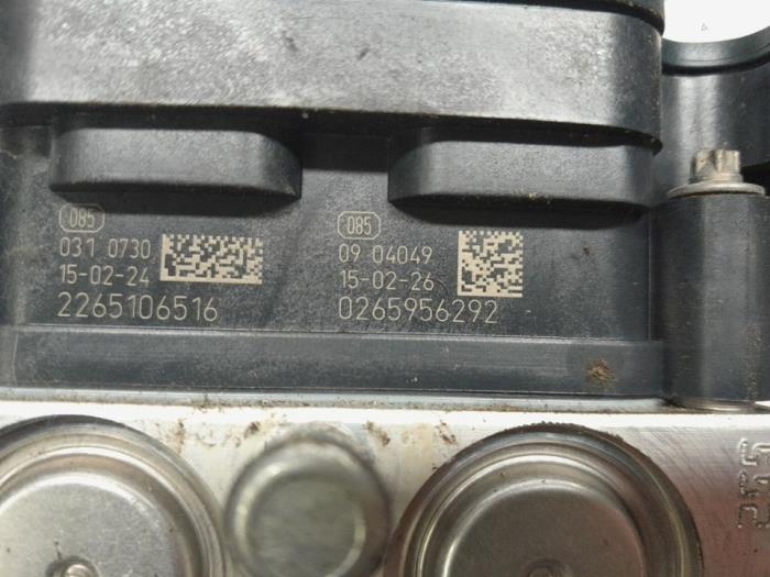 ABS Pomp van een Opel Corsa E 1.0 SIDI Turbo 12V 2016