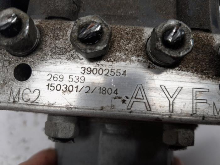 ABS Pomp van een Opel Corsa E 1.0 SIDI Turbo 12V 2016