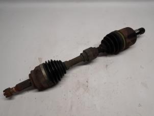 Gebruikte Aandrijfas links-voor Peugeot 4007 (VU/VV) 2.4 16V Prijs € 42,00 Margeregeling aangeboden door Reclycar De Boer BV