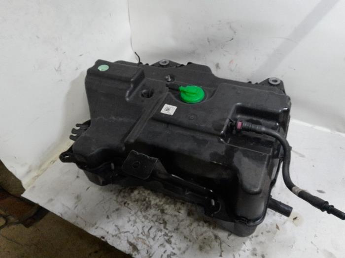 Gebruikte Ureumreservoir Renault Trafic (1FL/2FL/3FL/4FL) 2.0 dCi 16V 150 Prijs € 325,50 Margeregeling aangeboden door Reclycar De Boer BV