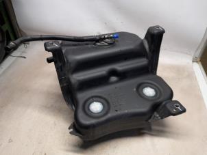 Gebruikte Adblue tank Volkswagen Passat Variant (3G5) 2.0 TDI 16V 150 Prijs € 525,00 Margeregeling aangeboden door Reclycar De Boer BV