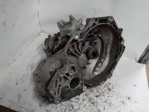 Gebruikte Versnellingsbak Opel Astra H Twin Top (L67) 1.6 16V Prijs € 315,00 Margeregeling aangeboden door Reclycar De Boer BV