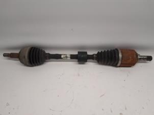 Gebruikte Aandrijfas links-voor Dacia Duster (SR) 1.6 16V Prijs € 78,75 Margeregeling aangeboden door Reclycar De Boer BV