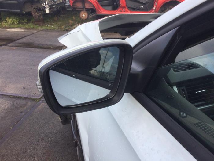 Buitenspiegel links van een Skoda Rapid 1.2 TSI 16V 2015