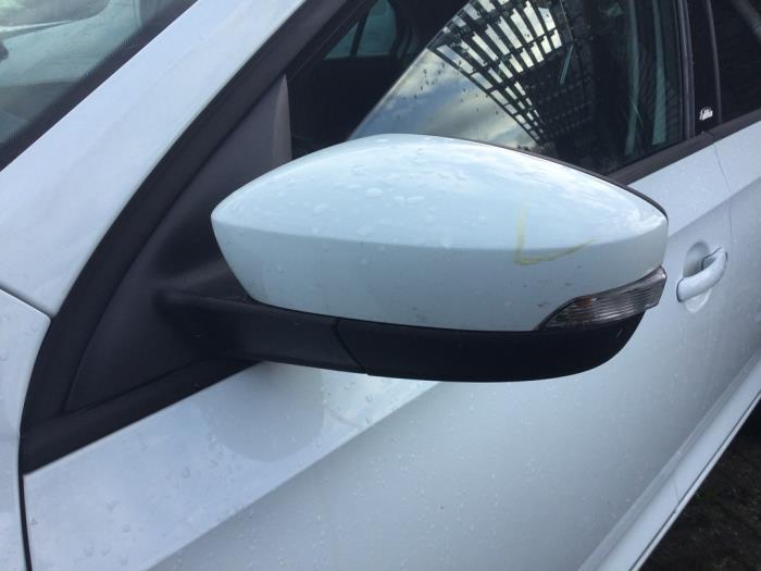 Buitenspiegel links van een Skoda Rapid 1.2 TSI 16V 2015