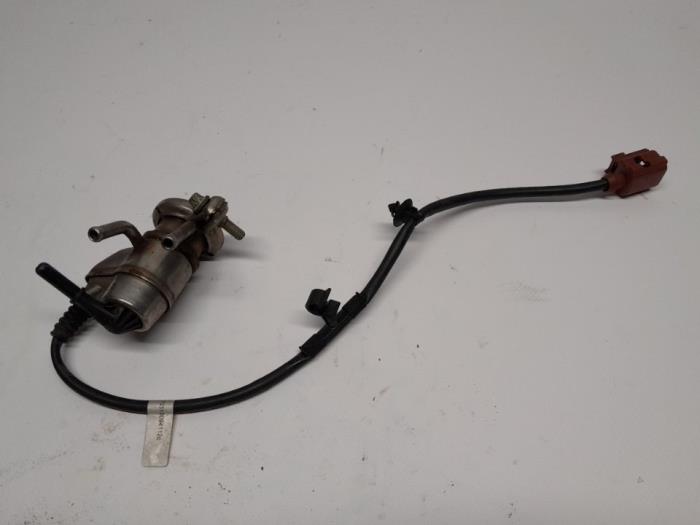 Gebruikte Adblue injector Volkswagen Passat Variant (3G5) 2.0 TDI 16V 150 Prijs € 58,80 Margeregeling aangeboden door Reclycar De Boer BV