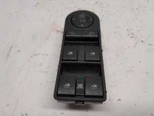 Gebruikte Ruit schakelaar elektrisch Opel Astra H Twin Top (L67) 1.6 16V Prijs € 36,75 Margeregeling aangeboden door Reclycar De Boer BV