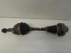 Gebruikte Aandrijfas links-voor Volkswagen Touareg (7LA/7L6) 3.2 V6 24V Prijs € 47,25 Margeregeling aangeboden door Reclycar De Boer BV
