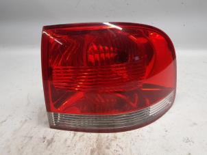Gebruikte Achterlicht rechts Volkswagen Touareg (7LA/7L6) 3.2 V6 24V Prijs € 47,25 Margeregeling aangeboden door Reclycar De Boer BV