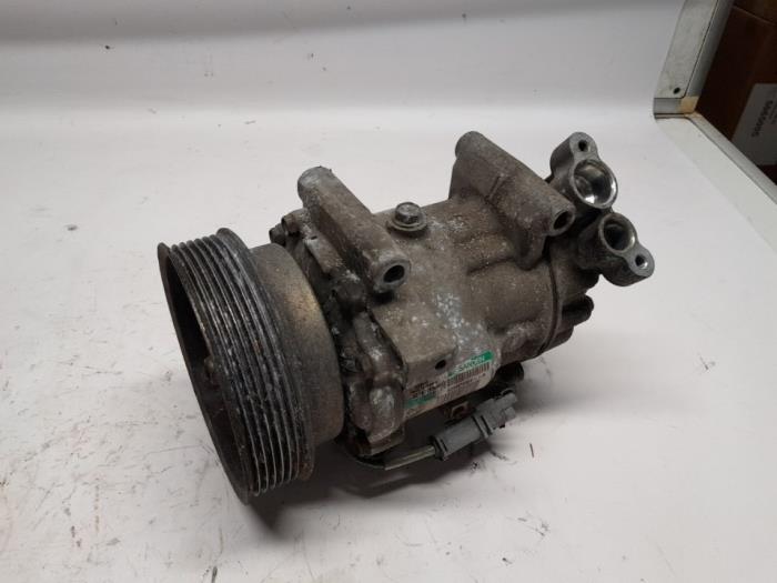 Gebruikte Aircopomp Renault Clio III (BR/CR) 1.2 16V 75 Prijs € 78,75 Margeregeling aangeboden door Reclycar De Boer BV