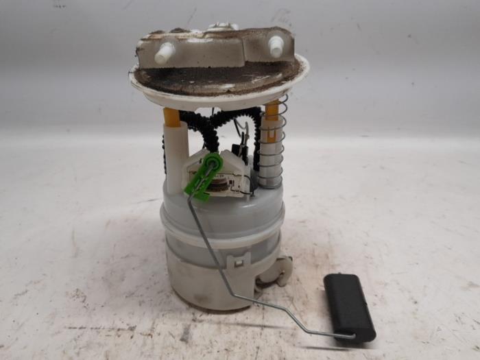 Gebruikte Tank element Pomp Renault Clio IV (5R) 0.9 Energy TCE 90 12V Prijs € 52,50 Margeregeling aangeboden door Reclycar De Boer BV
