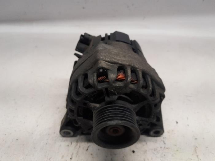 Gebruikte Dynamo Peugeot 206 (2A/C/H/J/S) 1.4 XR,XS,XT,Gentry Prijs € 33,60 Margeregeling aangeboden door Reclycar De Boer BV