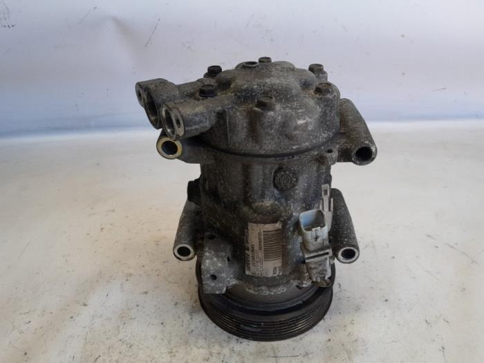 Gebruikte Aircopomp Renault Clio III (BR/CR) 1.4 16V Prijs € 28,35 Margeregeling aangeboden door Reclycar De Boer BV
