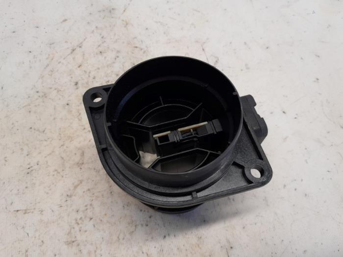 Gebruikte Luchthoeveelheidsmeter BMW 1 serie (F20) 118d 2.0 16V Prijs € 23,10 Margeregeling aangeboden door Reclycar De Boer BV