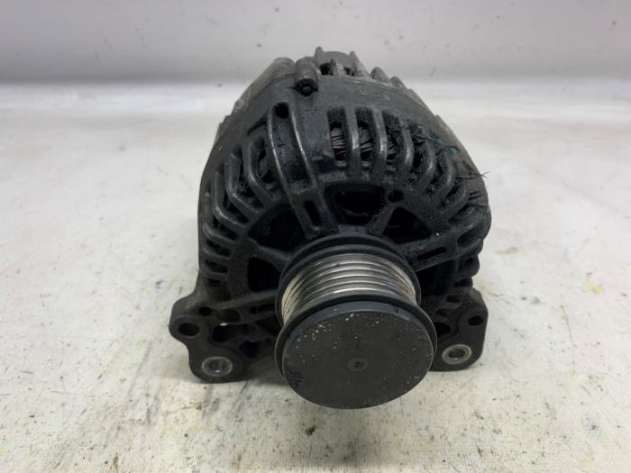 Gebruikte Dynamo Volkswagen Caddy III (2KA,2KH,2CA,2CH) 1.9 TDI Prijs € 33,60 Margeregeling aangeboden door Reclycar De Boer BV