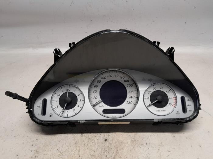 Gebruikte Tellerklok Mercedes E Combi (S211) 3.2 E-320 V6 18V Prijs € 85,05 Margeregeling aangeboden door Reclycar De Boer BV
