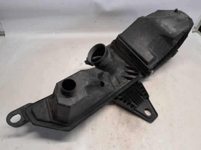 Gebruikte Luchtfilterhuis BMW 1 serie (F20) 118d 2.0 16V Prijs € 52,50 Margeregeling aangeboden door Reclycar De Boer BV