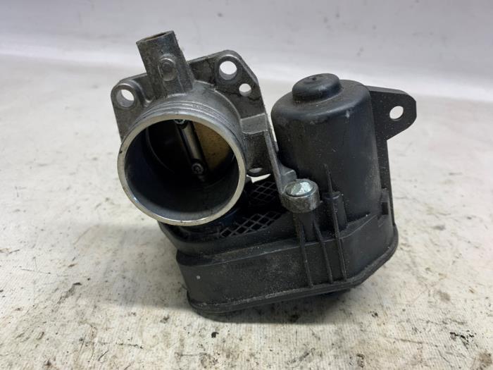 Gebruikte Gasklephuis Peugeot 208 I (CA/CC/CK/CL) 1.2 Vti 12V PureTech 82 Prijs € 32,55 Margeregeling aangeboden door Reclycar De Boer BV