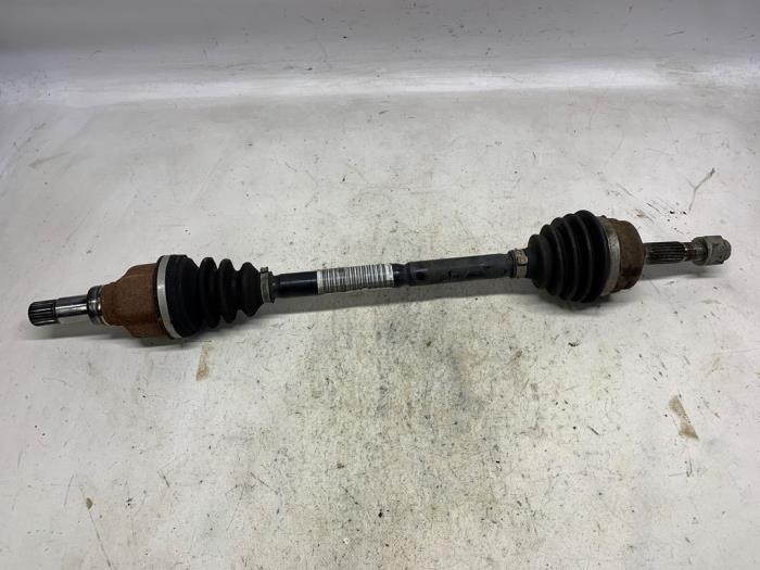 Gebruikte Aandrijfas links-voor Peugeot 208 I (CA/CC/CK/CL) 1.2 Vti 12V PureTech 82 Prijs € 37,80 Margeregeling aangeboden door Reclycar De Boer BV