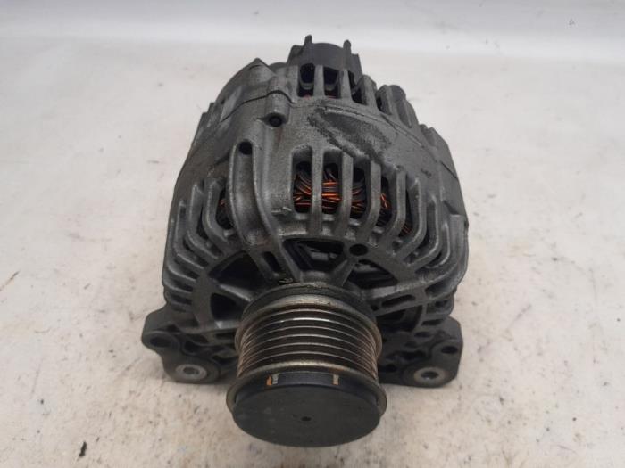 Gebruikte Alternator Volkswagen Caddy III (2KA,2KH,2CA,2CH) 1.6 TDI 16V Prijs € 33,60 Margeregeling aangeboden door Reclycar De Boer BV