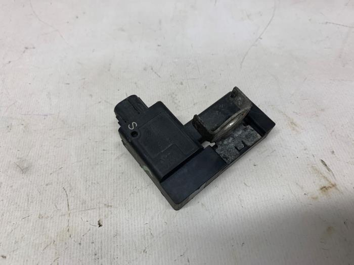Gebruikte Accu sensor Nissan Pixo (D31S) 1.0 12V Prijs € 87,15 Margeregeling aangeboden door Reclycar De Boer BV