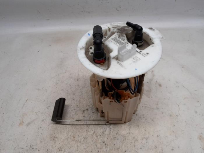Gebruikte Tank element Pomp Volvo V40 (MV) 2.0 D2 16V Prijs € 47,25 Margeregeling aangeboden door Reclycar De Boer BV