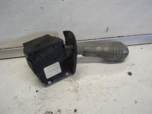 Gebruikte Ruitenwis Schakelaar Renault Twingo (C06) 1.2 Prijs € 15,75 Margeregeling aangeboden door Reclycar De Boer BV