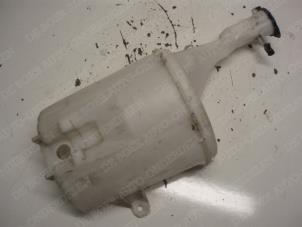 Gebruikte Ruitensproeiertank voor Toyota Yaris (P1) 1.3 16V VVT-i Prijs € 21,00 Margeregeling aangeboden door Reclycar De Boer BV