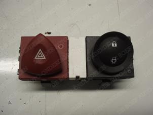 Gebruikte Alarmlicht Schakelaar Renault Megane II (BM/CM) 2.0 16V Prijs € 15,75 Margeregeling aangeboden door Reclycar De Boer BV