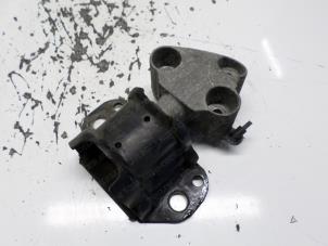 Gebruikte Motorsteun Renault Clio II (BB/CB) 1.2 16V Prijs € 15,75 Margeregeling aangeboden door Reclycar De Boer BV